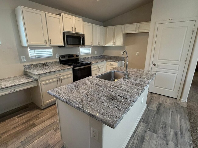 Building Photo - 11284 W Magnolia St