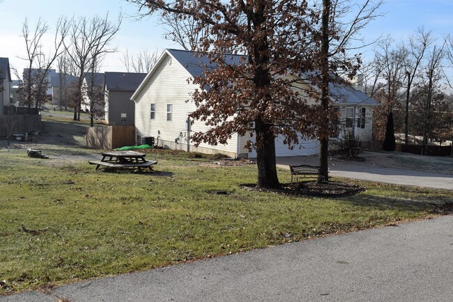 Building Photo - Beautiful spacious home in Waynesville