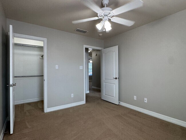 Building Photo - 5805 Thompson Pl