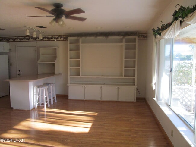 Building Photo - 5104 Beach Dr