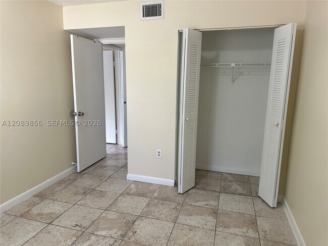Building Photo - 9435 Fontainebleau Blvd
