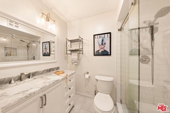 Building Photo - 6425 Green Valley Cir