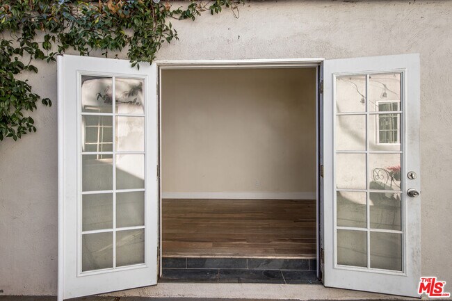 Building Photo - 2615 Canyon Dr