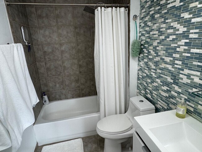 Building Photo - 455 NE 25th St