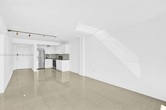 Building Photo - 1650 NE 115th St