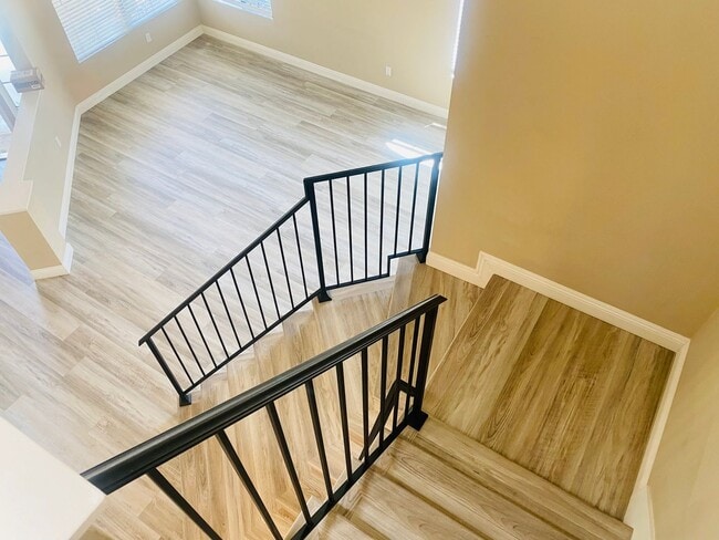 Building Photo - Calabasas Two-Story 4b/3b Beautifully & Mo...