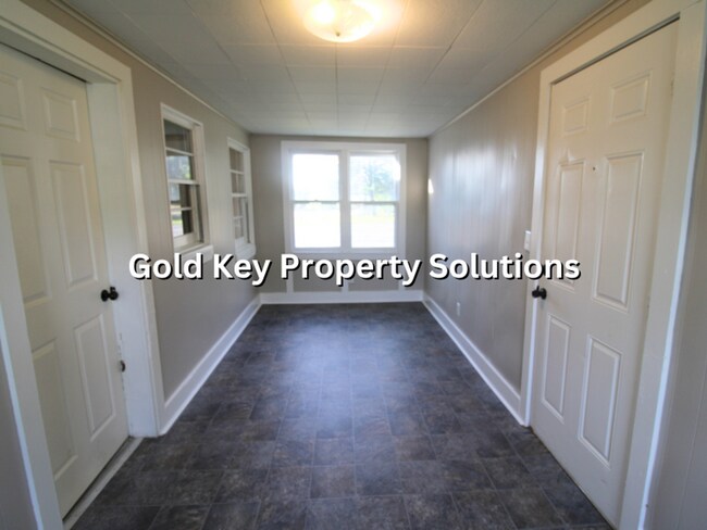 Building Photo - 3 BR 1 BA House with Garage Across from Pu...