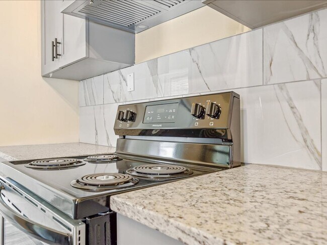 Building Photo - Luxury Remodeled 4 Bedrooms  2 Full Baths