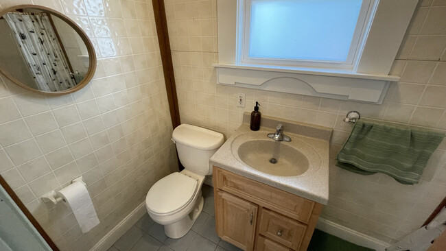 Bathroom #1 - 38 Pomeroy St