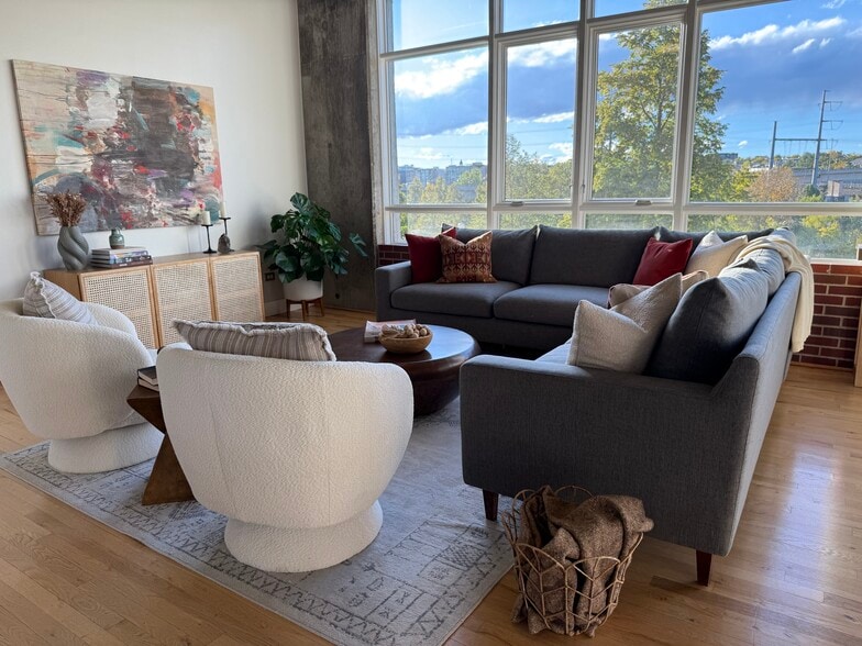 Building Photo - 2000 Little Raven St