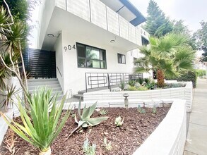 Building Photo - 904 N Sierra Bonita Ave