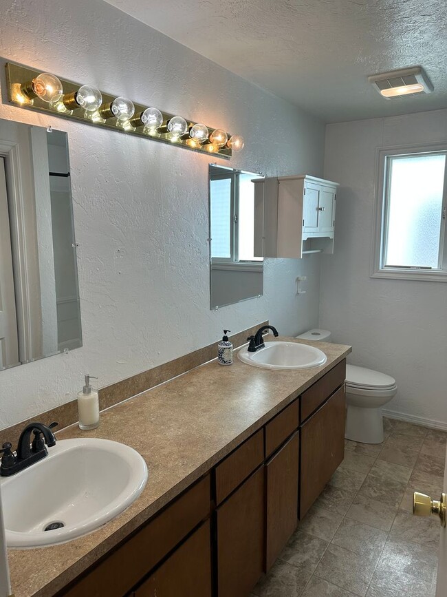 Building Photo - Updated 2 bed 1 bath dulpex in Springfield!