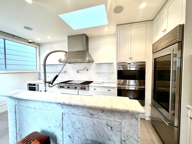 Building Photo - Welcome to North Beach! Premier 1 bed/ 2 B...