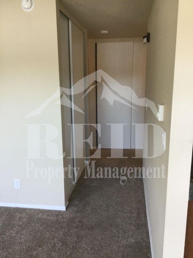 Building Photo - 924 Shorewood Dr