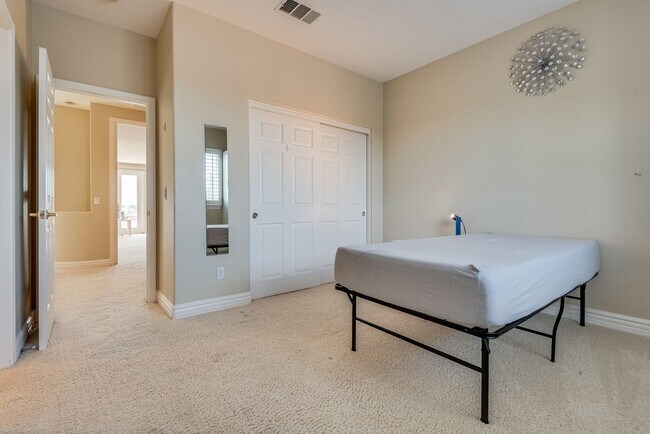Building Photo - Luxurious, Entertainers Dream 4 Bedroom Home