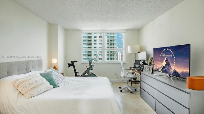 Building Photo - 1155 Brickell Bay Dr