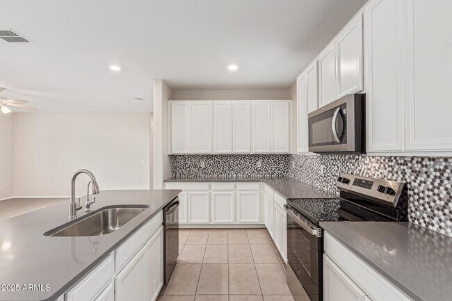 Building Photo - 16648 W Jenan Dr