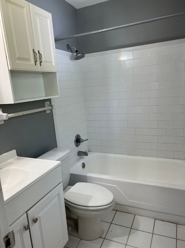 Building Photo - Adorable 3 bedroom 2 bath rental with full...