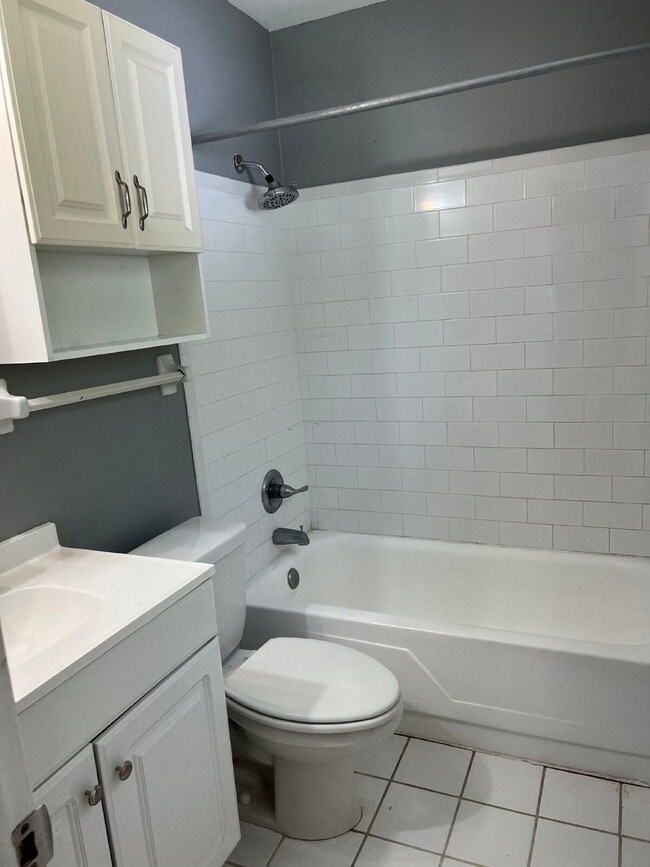 Building Photo - Adorable 3 bedroom 2 bath rental with fully fenced yard