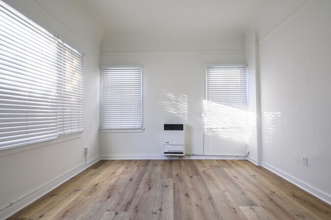 Building Photo - Newly Remodeled Studio Apartment