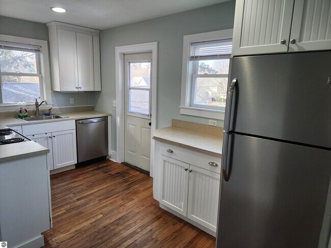 Building Photo - 620 W Ninth St