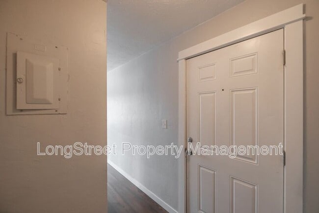 Building Photo - 208 SE 5th Ave