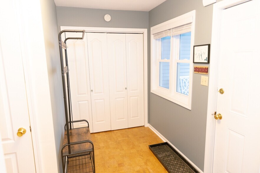 Main Entrance/Mud Room - 83 Whitetail Dr