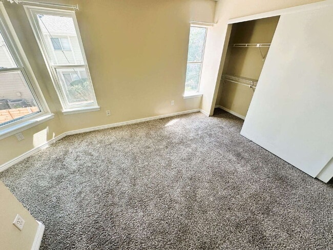 Building Photo - Updated 2 Bedroom, 2 Bath Condo (Available Immediately)