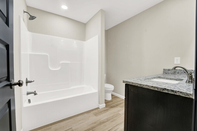 Building Photo - 3 Bed 2 Bath Duplex