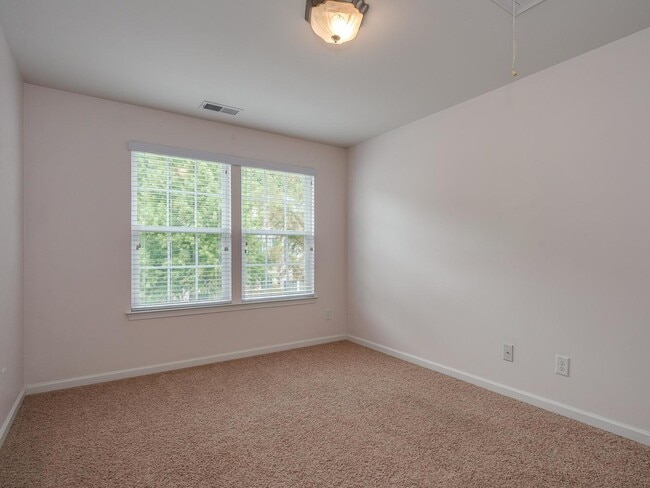 Building Photo - Great location off Archdale!