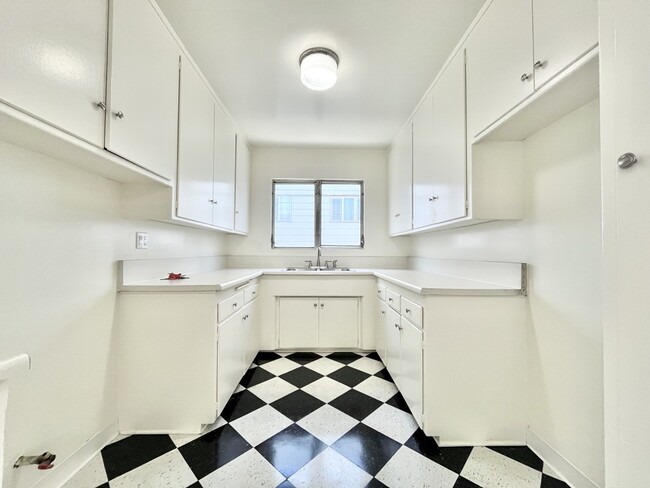 Primary Photo - 333 Rexford Dr