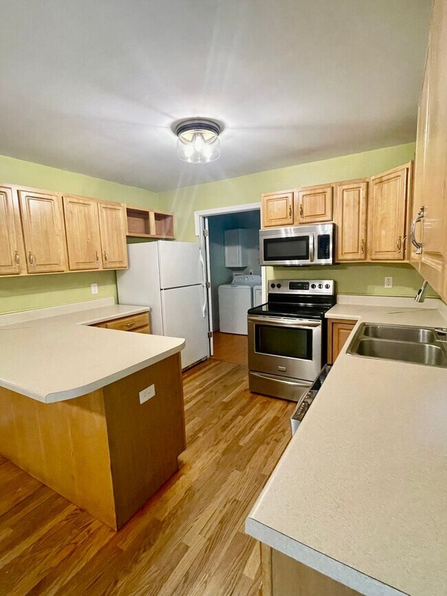 Building Photo - 3 Bed, 2.5 Bath Home For Rent in Fairview