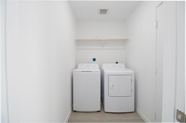 Building Photo - 2092 Cedar Way Dr