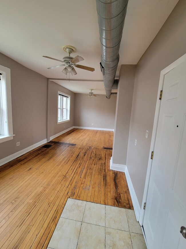 Building Photo - 1340 W 18th Pl