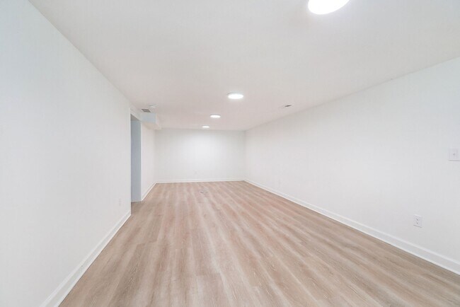 Building Photo - Four bedrooms/2.5 Baths Newly Remodeled Bay Village Home!