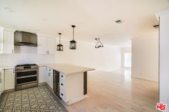 Building Photo - 141 N Clark Dr