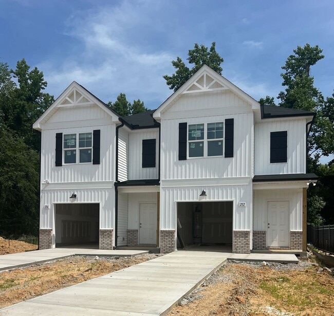 Building Photo - Move in Special* $500 Gift Card* 3 Bedroom...