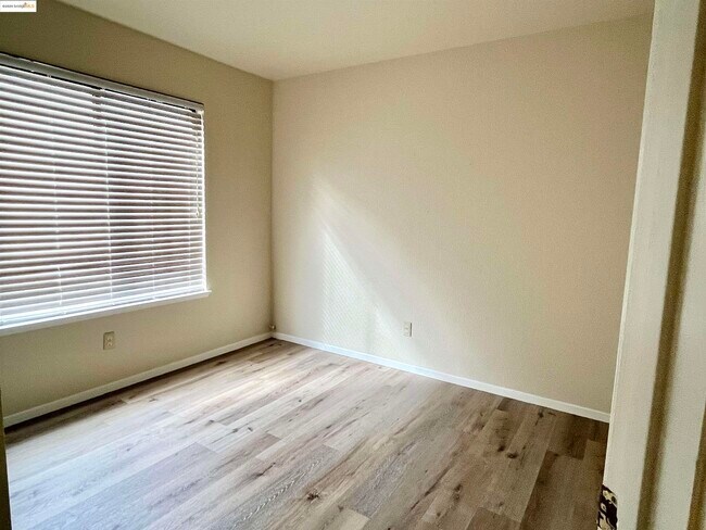 Building Photo - 730 Forest View Common