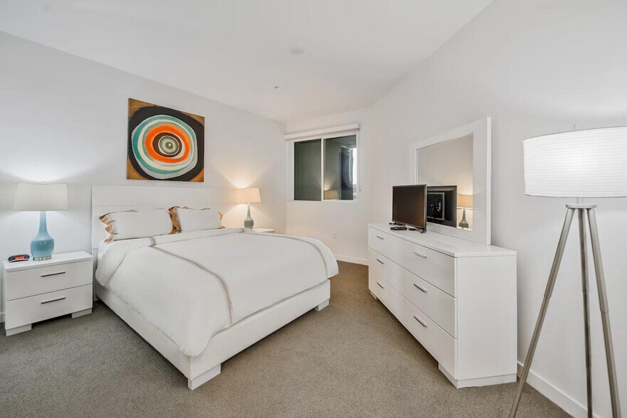 Building Photo - 375 Camino De La Reina