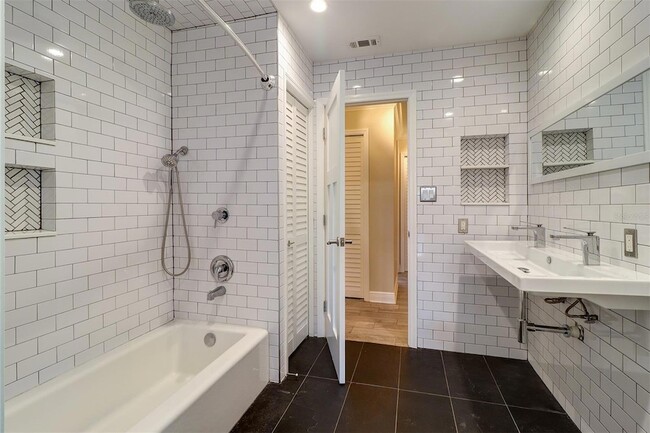 Building Photo - 2958 Meadow Wood Dr