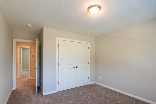 Building Photo - 811 Lillian Pk Dr