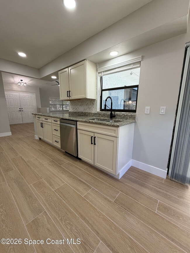 Building Photo - 845 Juniper Cir