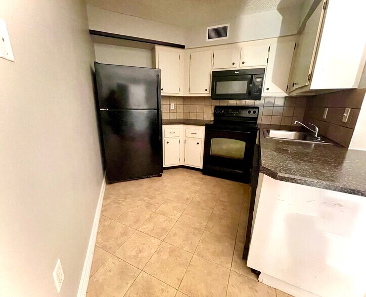 Kitchen - 3828 Southpointe Dr