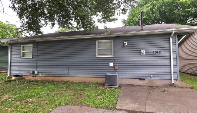 Building Photo - 2 Bedroom House! Great Location! $895 Yard Care Included!