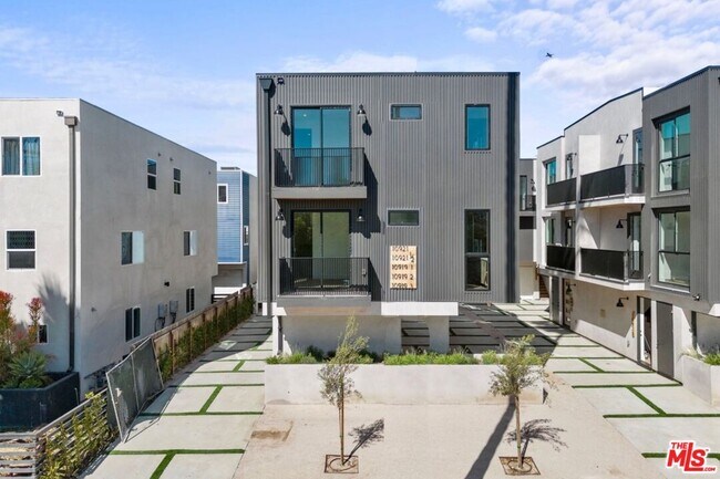 Building Photo - 10919 Hesby St