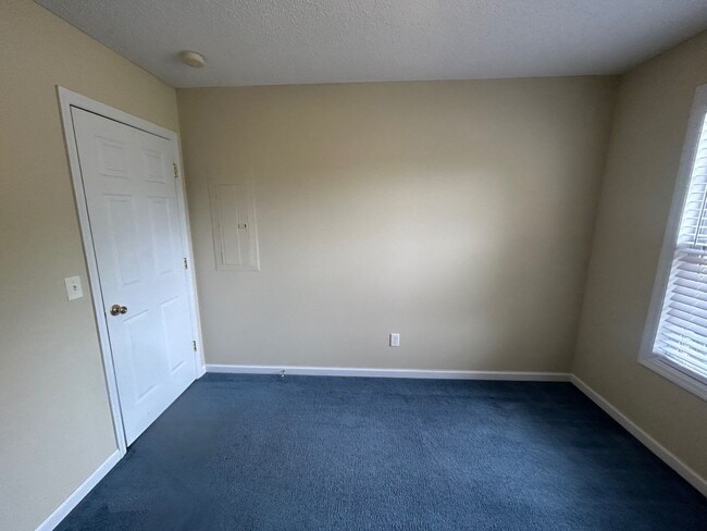 Building Photo - 208 Charles Towne Ct