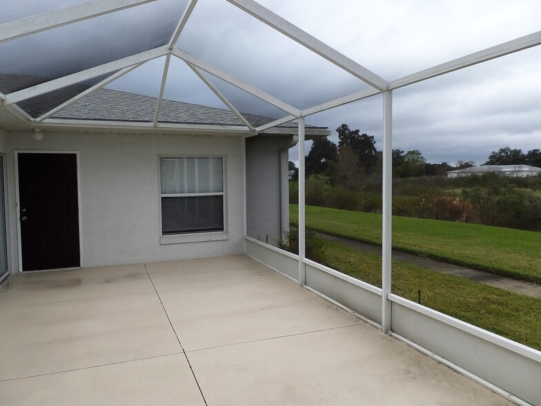 Building Photo - 915 Willow Dr
