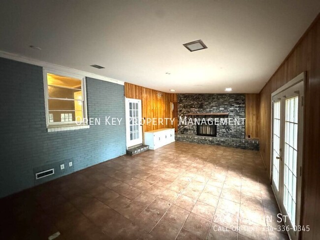 Building Photo - 206 Martin St