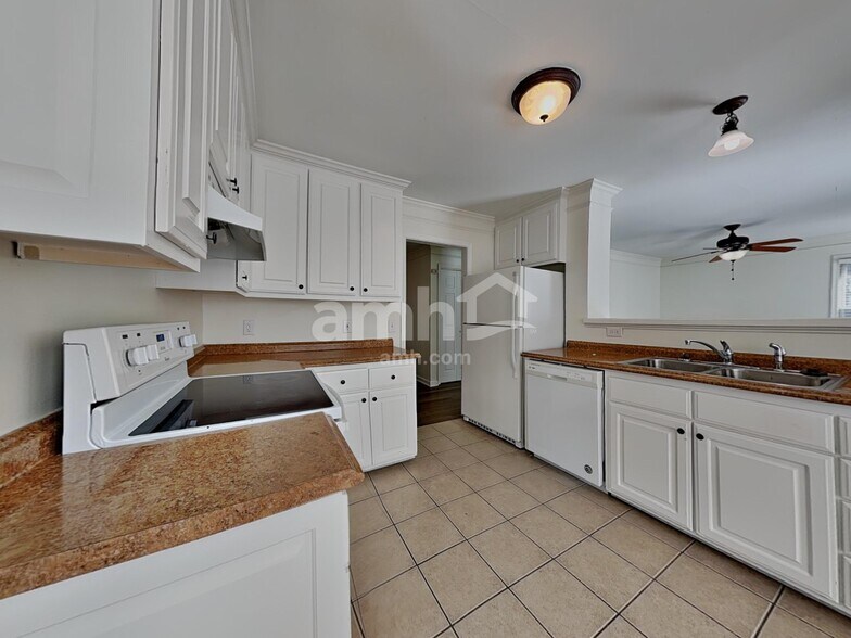 Building Photo - 4905 Heritage Woods Ct