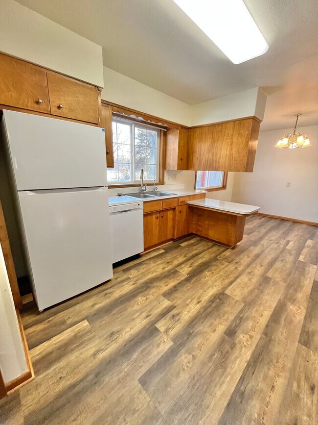 Building Photo - Large 3 Bed/2 Bath East Side Rental Home!